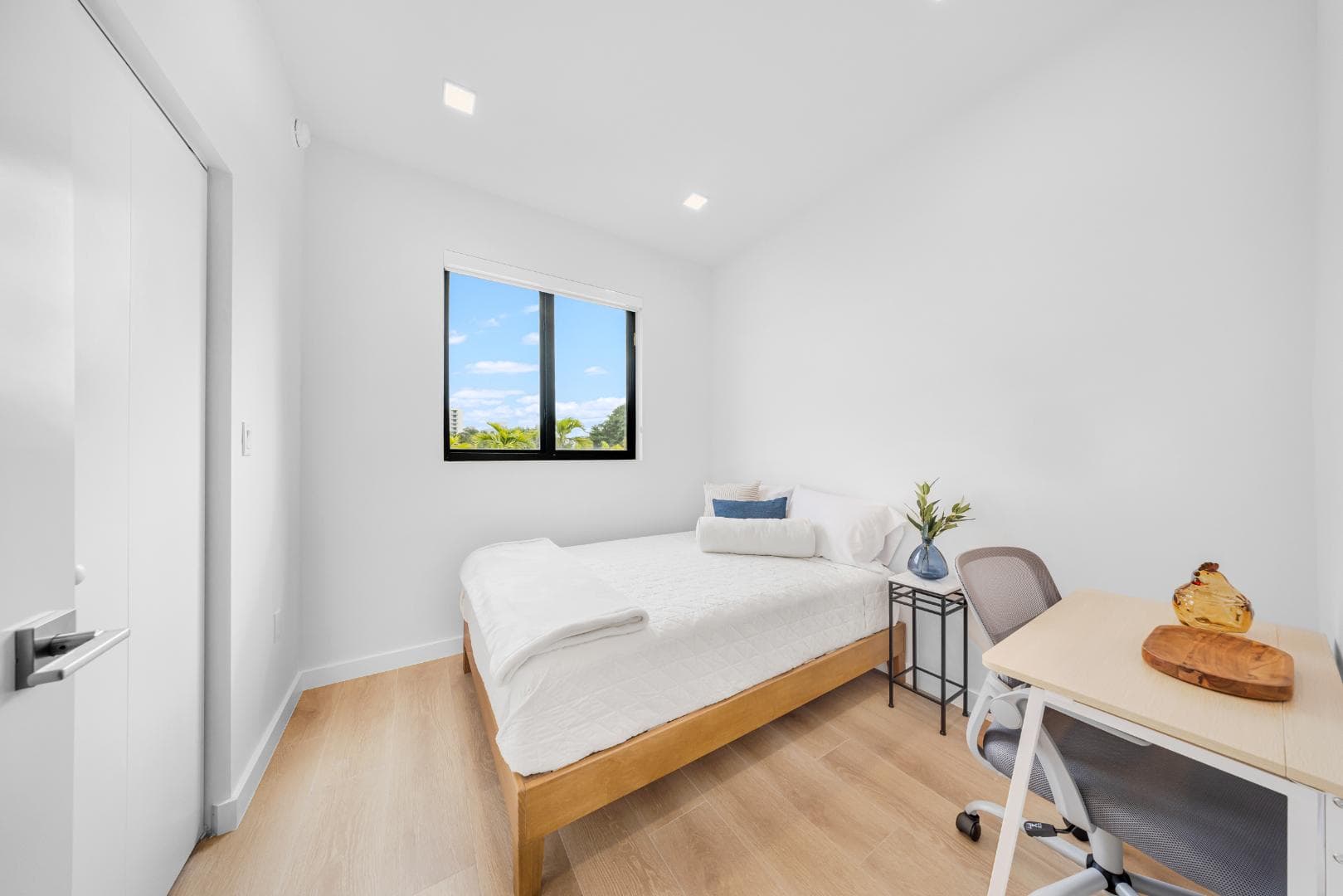 1376 SW 4th St · 403B (Furnished room)